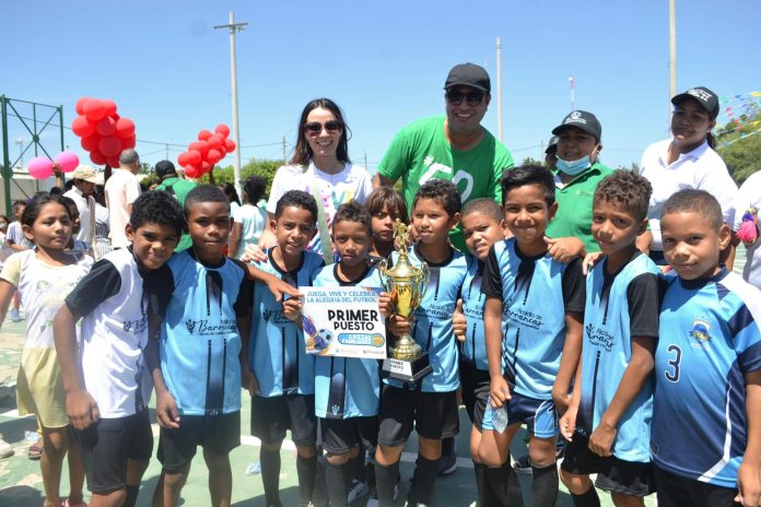 Más de 20 niños de cada sector como: Guajireros, La Granjita, La Granja y Villa Rosa, pasaron tuvieron una jornada recreo deportiva en el barrio Villa Rosa, organizada por la Oficina de Gestión Social de Barrancas.