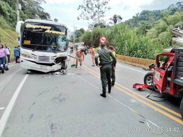 Cinco lesionados dejó choque de buseta y camioneta en la vía Chinchiná – Santa Rosa de Cabal