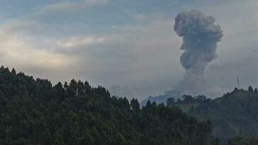 Columna de gases y ceniza del volcán Nevado del Ruiz alcanzó los 3.200 metros de altura