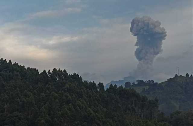 Columna de gases y ceniza del volcán Nevado del Ruiz alcanzó los 3.200 metros de altura