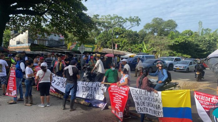 Comunidad arremete por incumplimiento de obras