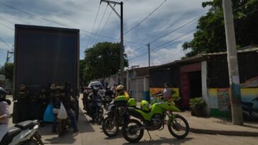 Comunidad bloquea la Avenida del Río por mal estado de la vía