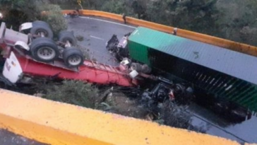 El pasado viernes 19 de agosto, en horas de la mañana, la vía Calarcá-Cajamarca en el km. 7 sector La Línea tuvo que ser cerrada a causa de un grave accidente luego de que un carro tipo cisterna se quedara sin frenos y cayera sobre un tractocamión.