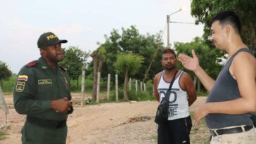 Con lenguaje de señas, patrullero trasciende en su servicio a la comunidad