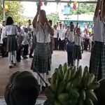 Con materiales reciclables, niños recrean una banda marcial en Puerto Frasquillo