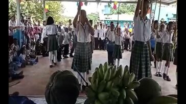 Con materiales reciclables, niños recrean una banda marcial en Puerto Frasquillo