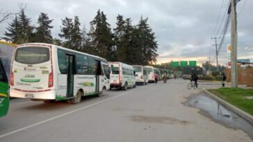 Con ‘plan tortuga’ conductores de buses protestan por inseguridad contra el gremio en Mosquera