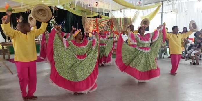 Directivos, docentes y administrativos de las instituciones educativas en los juegos deportivos y encuentro folclórico del magisterio de Maicao.