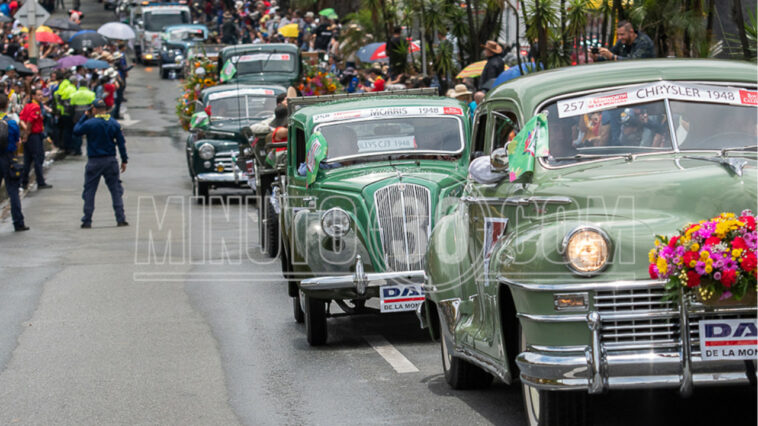 Desfile de autos clasicos y antiguos 2022 36