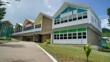 Gobierno del presidente Duque entrega el tercer colegio reconstruido en Providencia tras las afectaciones del Huracán Iota 