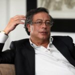 Gustavo Petro ya se ‘prueba’ la banda presidencial, desde Caño Cristales