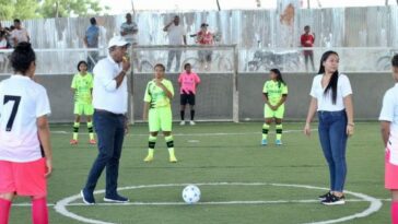 Aspecto de la inauguración del Campeonato Municipal de Microfútbol categoría juvenil en Dibulla, con presencia del alcalde Marlon Amaya Mejía.