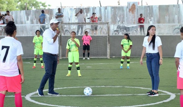 Aspecto de la inauguración del Campeonato Municipal de Microfútbol categoría juvenil en Dibulla, con presencia del alcalde Marlon Amaya Mejía.