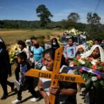 Madre sepulta a sus hijos asesinados por los violentos en el norte del Cauca