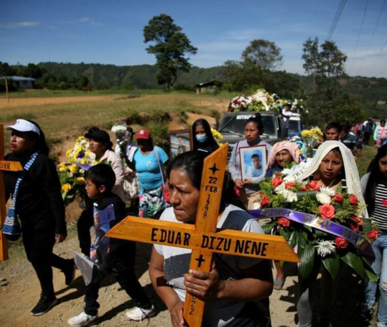 Madre sepulta a sus hijos asesinados por los violentos en el norte del Cauca