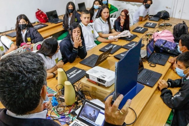 Manizales es reconocida como Territorio STEM + por la aplicación de tecnología e innovación en los salones de clase