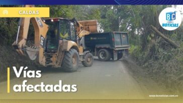 Maquinaria amarilla trabaja en la recuperación de vías afectadas por las lluvias en Caldas