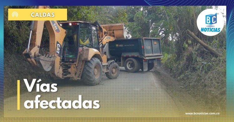 Maquinaria amarilla trabaja en la recuperación de vías afectadas por las lluvias en Caldas