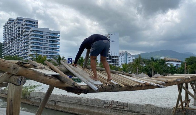 Puente de madera instalado en Cabo Tortuga está a punto de caerse