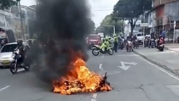 Quema de tres motos y golpizas a presuntos ladrones en Cali