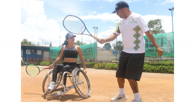 Diferentes deportistas de tenis de campo en silla de ruedas del Quindío, han retomado su preparación para participar en los VI Juegos Paranacionales 2023.