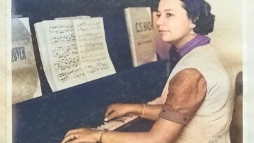 Registro fotográfico del comienzo de los años 50, con doña Bertha Santamaría como estudiante de piano.