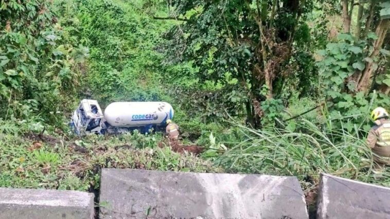 Un vehículo de carga se volcó en la Estación Uribe