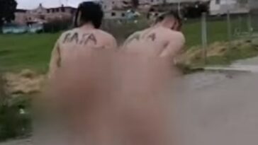 VIDEO. Atraparon a sujetos y los pusieron a caminar desnudos con la palabra “ratas”