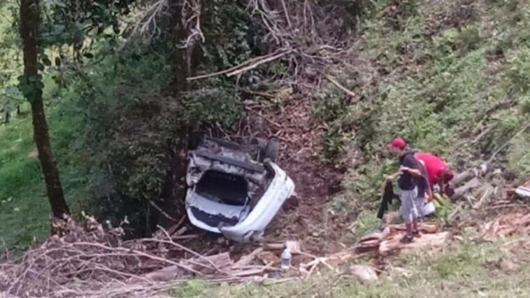 Vehículo que rodó por ladera en la vía Manizales - Bogotá, dejó 4 personas heridas