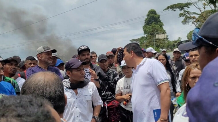 Vía Medellín – Urabá bloqueada por protestas a la altura de la entrada a Buriticá