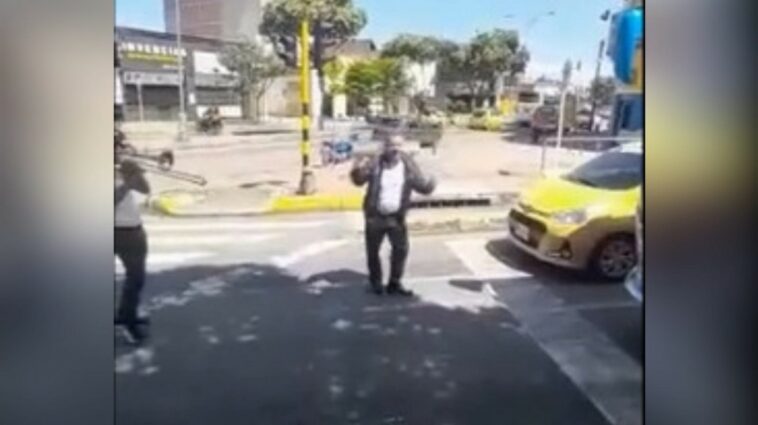 Viral: conductor se bajó a bailar con una banda en una vía de Bucaramanga