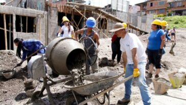 Voluntarios de Efigas participaron en la construcción de viviendas del programa de Bloqueras Comunitarias de la Gobernación de Caldas