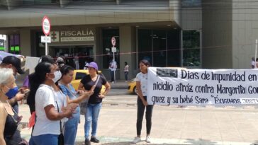 Plantón en la sede la Fiscalía para exigir justicia tras el feminicidio de Margarita Gómez Márquez.