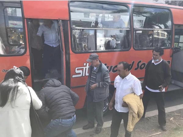 Adulto mayor resultó herido cuando se bajaba del bus mientras el conductor arrancaba