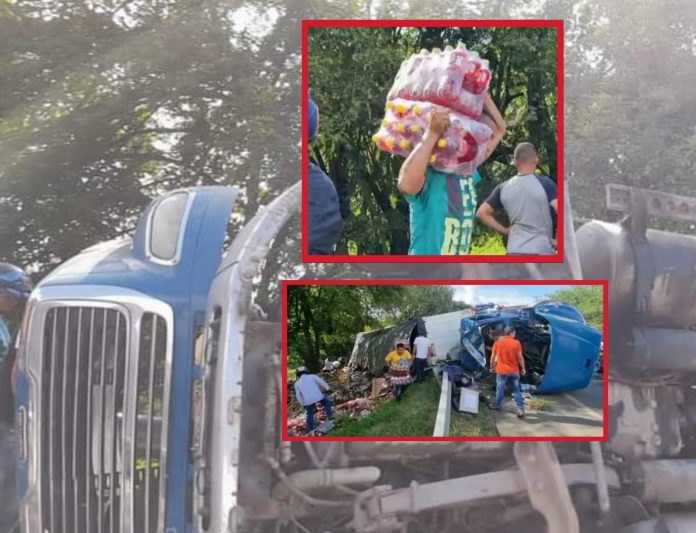 Un camión que transportaba refrescos se estrelló y