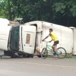 Camión recolector de basura se volcó en Sahagún