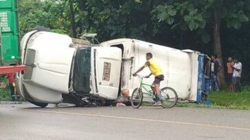 Camión recolector de basura se volcó en Sahagún