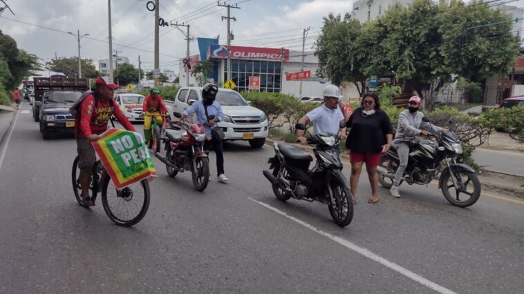 Caos vehicular por protesta de grupos antipeajes en Cartagena