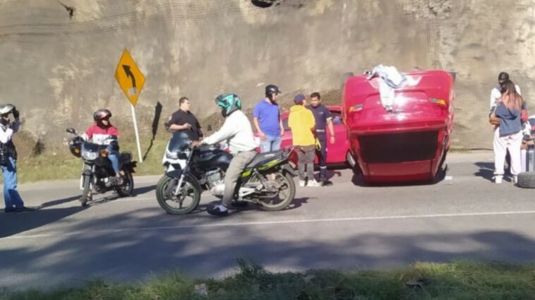Carro que volcó en la vía Bucaramanga - Piedecuesta