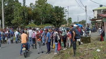 Comunidades indígenas mantienen bloqueada la vía que conduce a Tumaco