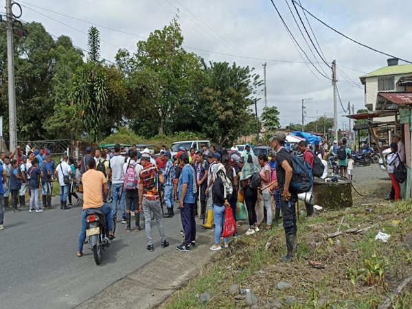 Comunidades indígenas mantienen bloqueada la vía que conduce a Tumaco