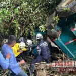 Conductor de volqueta accidentada tuvo que ser rescatado por Bomberos en Monterrey