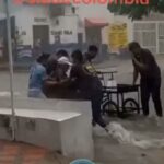 El angustioso rescate de vendedor de tinto arrastrado por arroyo en Barranquilla