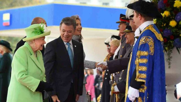 El día que Juan Manuel Santos conoció a la reina Isabel II