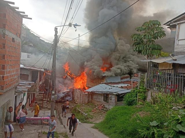 Emergencia en el barrio Milagro de Dios por incendio de altas proporciones