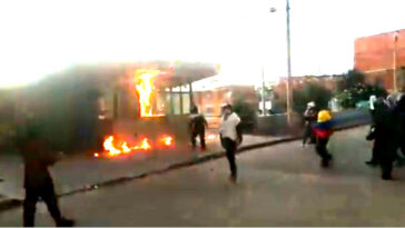 Encapuchados lanzaron bombas molotov a CAI con policías adentro