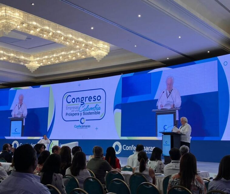 Gustavo Petro participa en el cierre del Congreso de Confecámaras