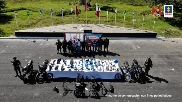 En la fotografía aparecen seis capturados, junto a personal de CTI y Ejército Nacional. En la parte posterior de la imagen se ven banners del Ejército Nacional y la Fiscalía General de la Nación.