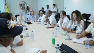 Aspecto de la reunión que sostuvo la ministra de Vivienda, Catalina Velasco, con el gobernador, los alcaldes de Riohacha y Dibulla y empleados de la multinacional Cerrejón.