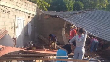 «No tenemos dónde dormir esta noche»: Familias damnificadas por colapso de sus viviendas en «la loma» de La Manga